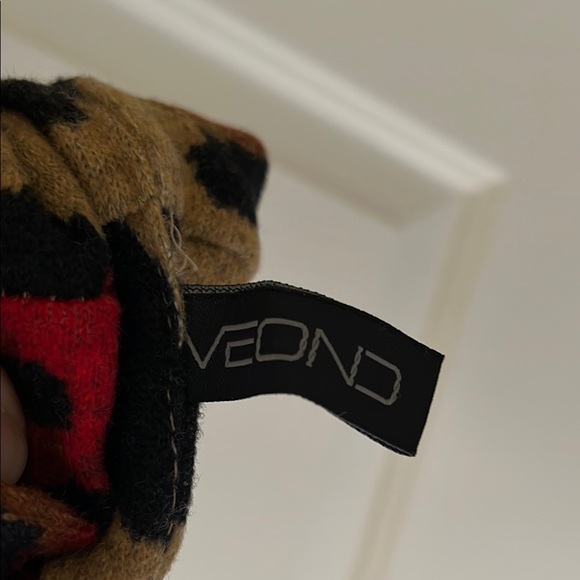 Red and Black Loop Scarf with Abstract Pattern - Picture 5 of 6